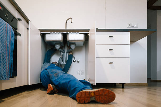 Professional Emergency Plumber technician working in Cobb, CA